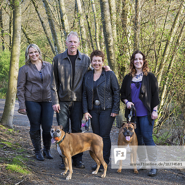 Porträt einer Familie mit zwei Töchtern und zwei Hunden; British Columbia  Kanada .