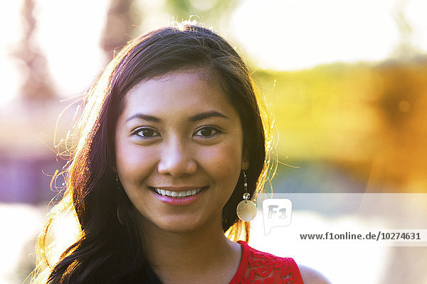 Porträt einer schönen jungen philippinischen Frau  die lächelt; St. Albert  Alberta  Kanada'.