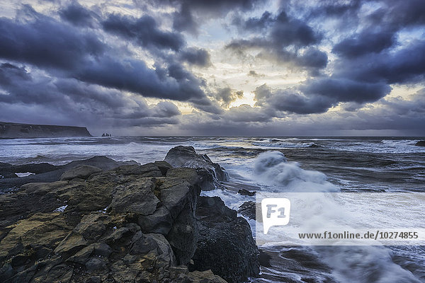 Riesige Wellen brechen an der Küste von Dyrholaey  an der Südküste Islands; Island'