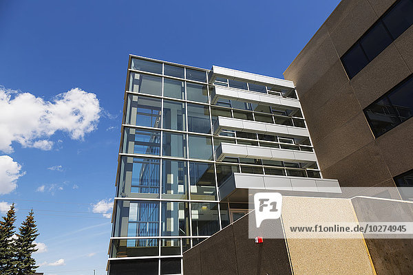 Neubau eines Bürogebäudes mit einem gläsernen Treppenhaus; Edmonton  Alberta  Kanada