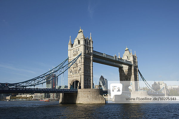 Tower Bridge  die die Themse kreuzt; London  England