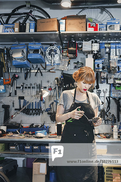 Mechanikerinnen reparieren Pedal in der Werkstatt