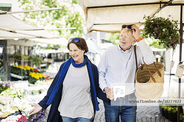Glückliches Senior-Paar auf dem Blumenmarkt