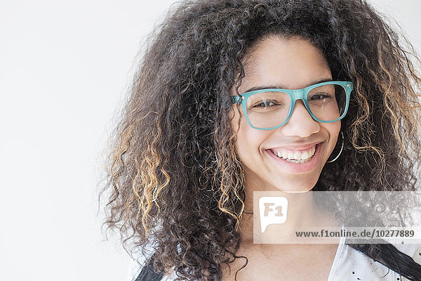Porträt eines jugendlichen Mädchens (16-17) mit Brille