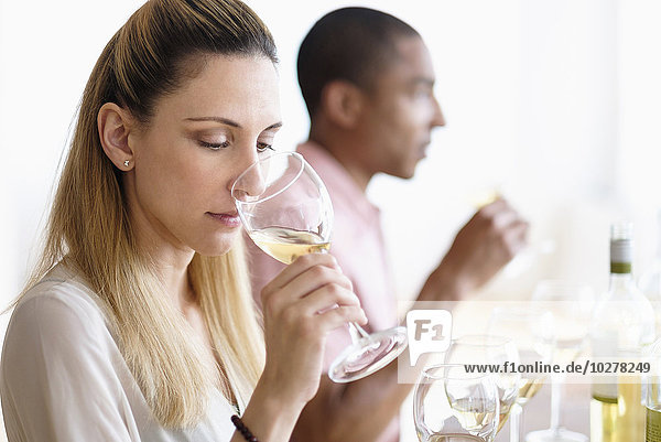 Mann und Frau verkosten Weißwein