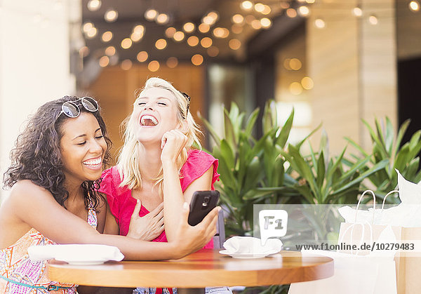 benutzen Freundschaft Cafe Smartphone