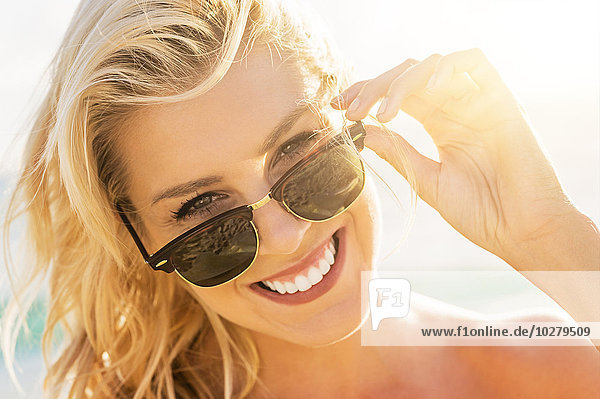 junge Frau junge Frauen Kleidung Sonnenbrille