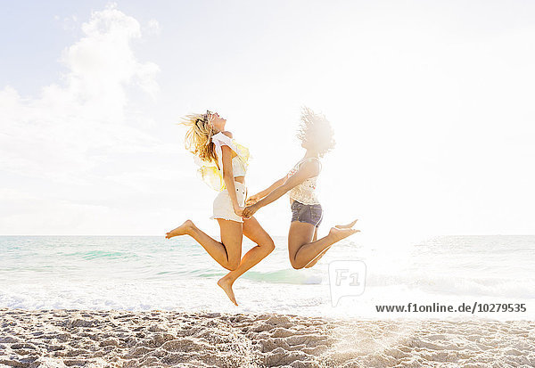 Freundschaft Strand springen