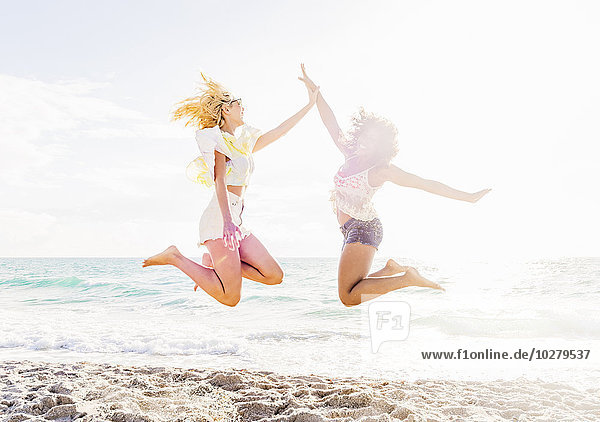 Freundschaft Strand springen