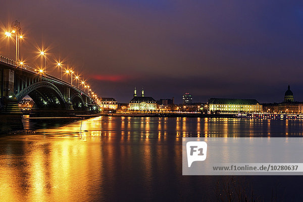 Skyline Skylines beleuchtet Ufer Brücke