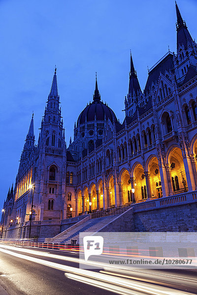 Beleuchtetes ungarisches Parlament und Lichtspuren