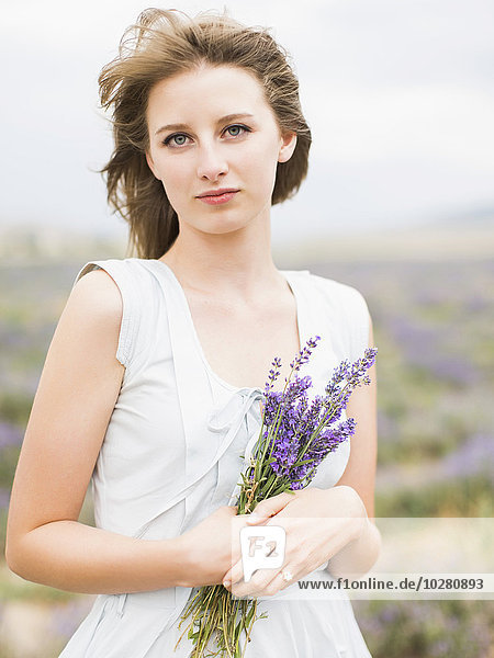 Porträt der Braut mit Lavendelsträußchen