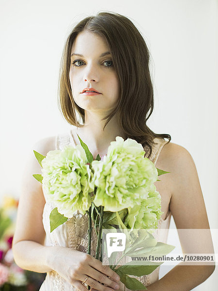 Porträt einer Frau mit Blumen