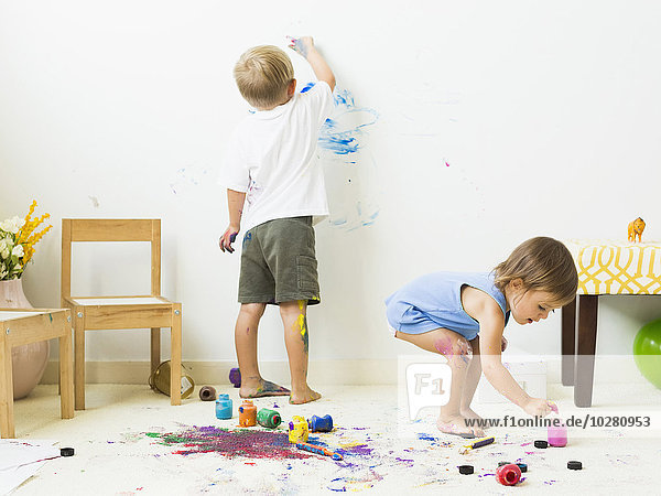 Kinder (2-3) malen auf Teppich und Wand