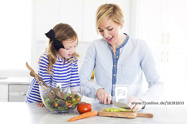 Mutter und Tochter (4-5) bereiten Salat zu