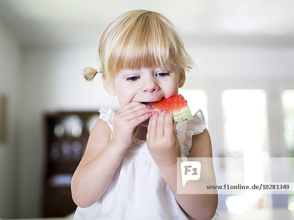 Porträt eines Mädchens (2-3)  das eine Wassermelone isst