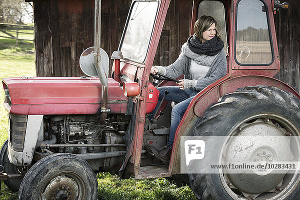 Frau fährt Traktor
