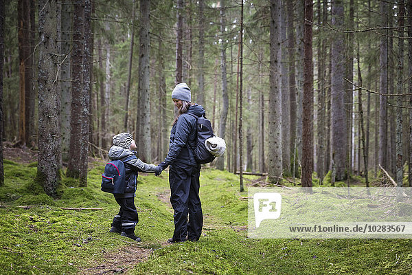 Mutter mit Sohn beim Spaziergang im Wald