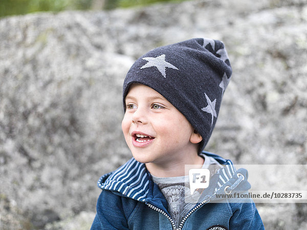 Lächelnder Junge mit Hut