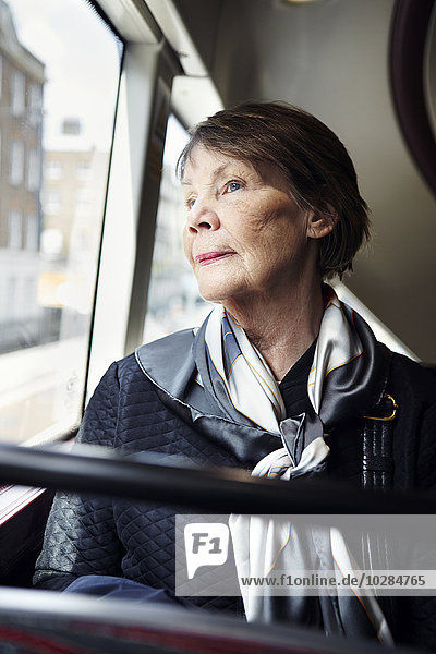 Ältere Frau im Bus