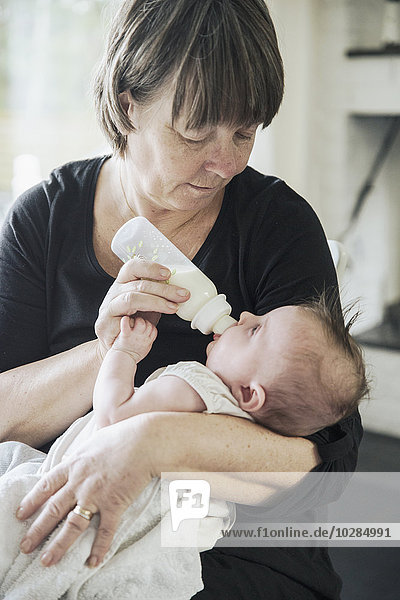 Großmutter füttert Baby mit der Flasche