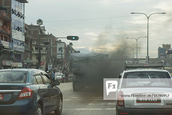 Lkw mit Rauchentwicklung auf der Straße  Kathmandu  Nepal