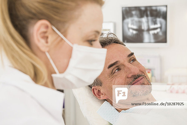 Zahnärztin mit glücklichem Patienten in einer Zahnklinik  München  Bayern  Deutschland