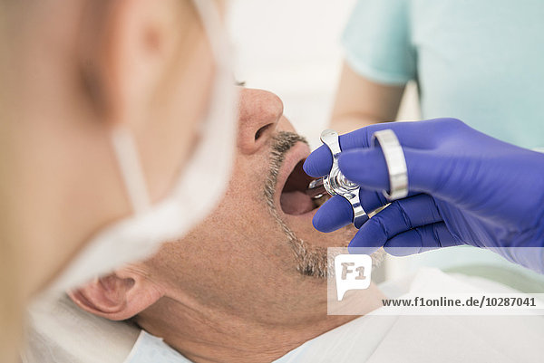 Zahnärztin gibt einem Patienten eine Spritze  München  Bayern  Deutschland