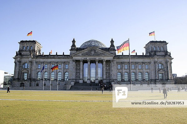 Tourists at an government building  The Reichstag  Berlin  Germany