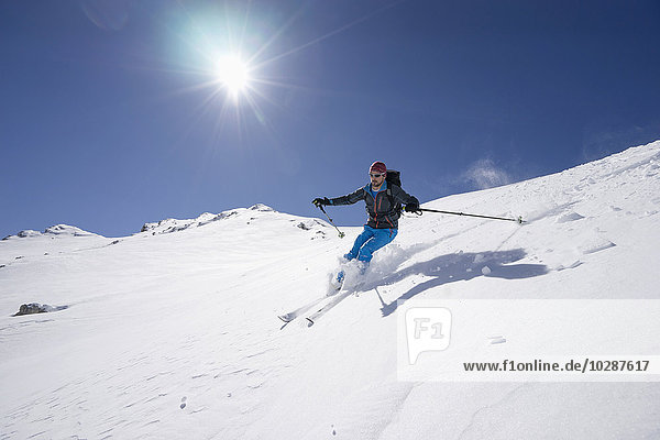 Mann beim Skifahren  Gröden  Trentino-Südtirol  Italien