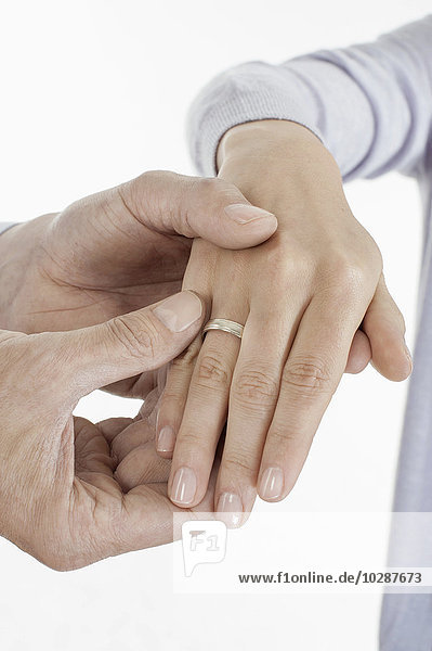 Ein Mann steckt einer Frau einen Ring an den Finger  Bayern  Deutschland