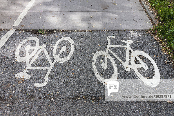 Erhöhte Ansicht von Fahrradschildern auf der Straße  Stockholm  Schweden