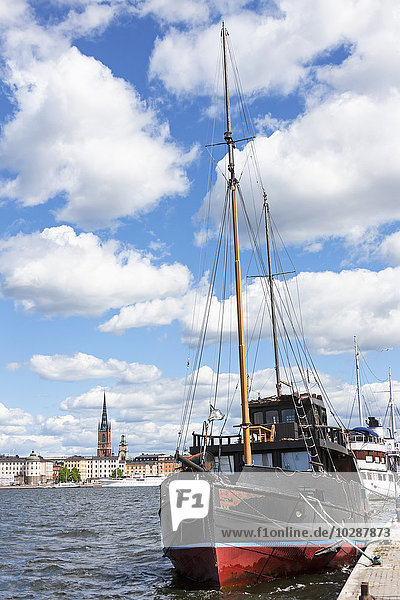Segelschiff im Hafen mit einer Kirche im Hintergrund  Riddarfjarden  Stockholm  Schweden