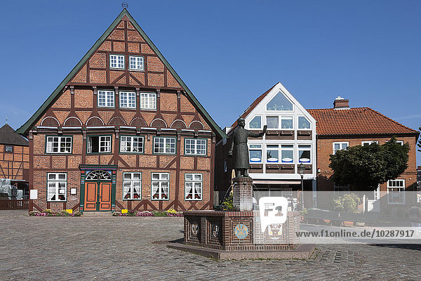Brunnen vor den alten Häusern der Stadt  Lutjenburg  Schleswig-Holstein  Deutschland