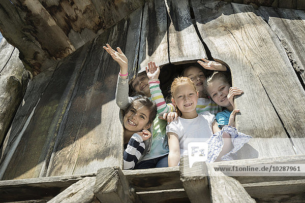 Mädchen spielen auf einem Baumhaus auf einem Spielplatz  München  Bayern  Deutschland