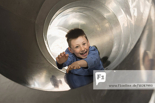 Junge rutscht in einer Tunnelrutsche  München  Bayern  Deutschland
