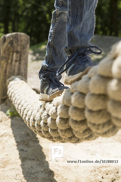 Mädchen balanciert auf einem Seil auf einem Spielplatz  München  Bayern  Deutschland