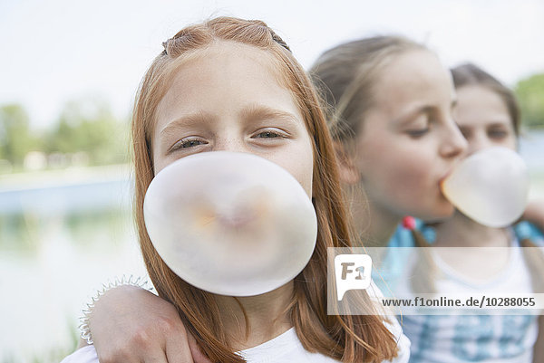 Mädchen beim Blasen von Kaugummiblasen  Bayern  Deutschland