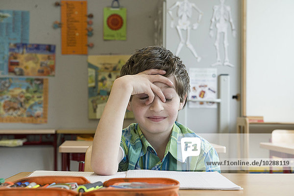 Gelangweilter Schuljunge im Klassenzimmer  München  Bayern  Deutschland