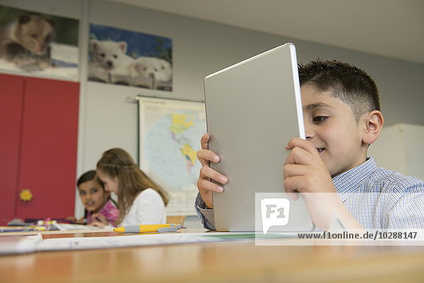 Schüler benutzt ein digitales Tablet im Klassenzimmer  München  Bayern  Deutschland