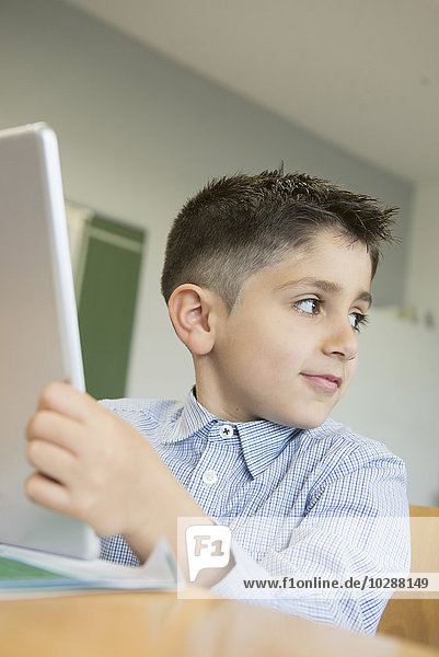 Schüler benutzt ein digitales Tablet im Klassenzimmer  München  Bayern  Deutschland