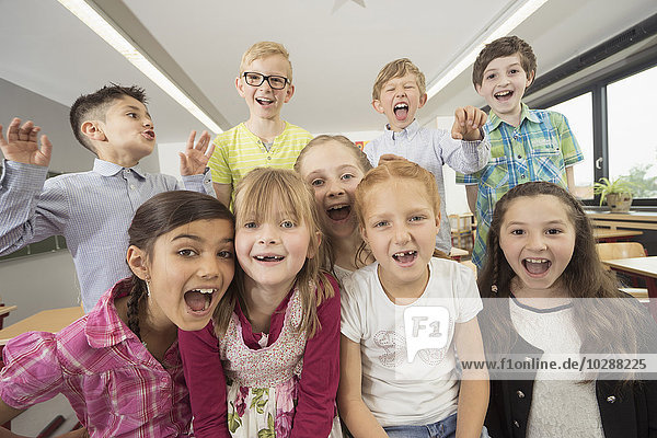 Eine Gruppe von Schulkindern hat Spaß im Klassenzimmer  München  Bayern  Deutschland
