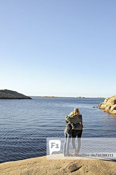 Schweden Bohuslan Lysekil Freunde beim Blick aufs Meer