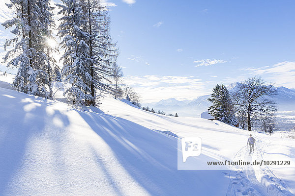 Frau macht eine Skitour Gaisberg Salzburger Land Österreich Europa