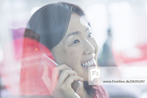Nahaufnahme lächelnde Geschäftsfrau im Gespräch mit dem Handy