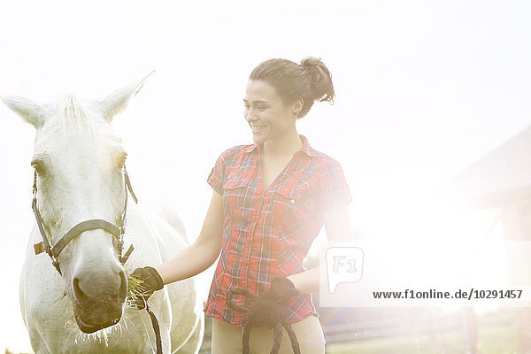 Lächelnde Frau mit Pferd