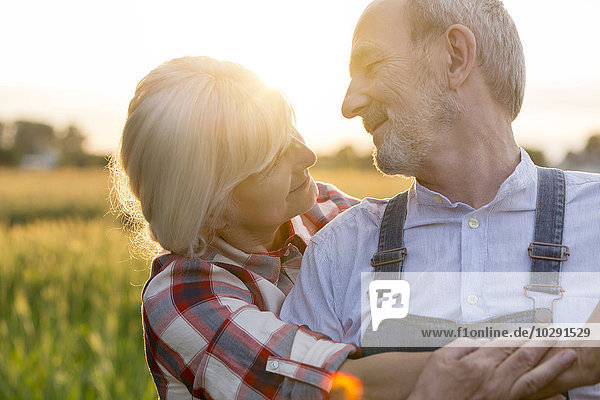 Nahaufnahme liebevoller Seniorenpaare beim Umarmen im ländlichen Raum