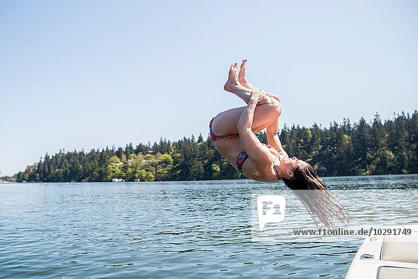 Junge Frau im Bikini-Salto in Lake Oswego  Oregon  USA