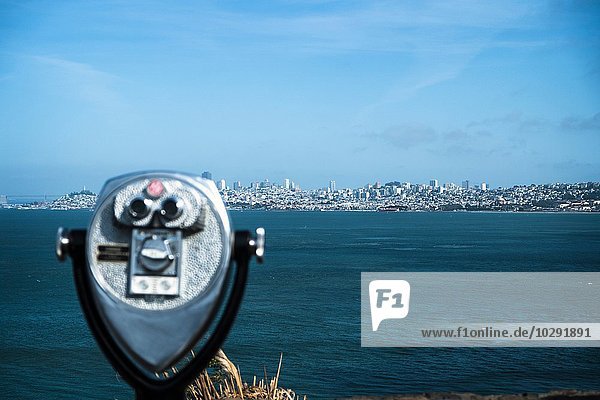 Münzfernglas Skyline im Hintergrund San Francisco Kalifornien USA