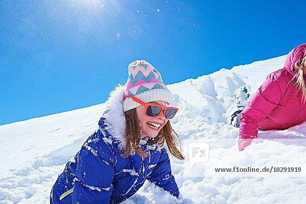 Mädchen spielt im Schnee  Chamonix  Frankreich